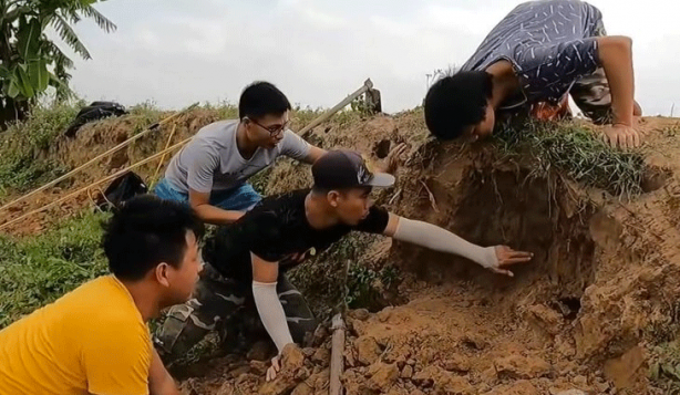 Foto - Anakondayı kış uykusundan uyandırdılar! Kazdıkları delikten çıkanlar şaşkına çevirdi