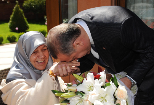 Foto - Analar var it doğurur; analar var yiğit doğurur! Sen kimden yanasın? İtten mi yiğitten mi?