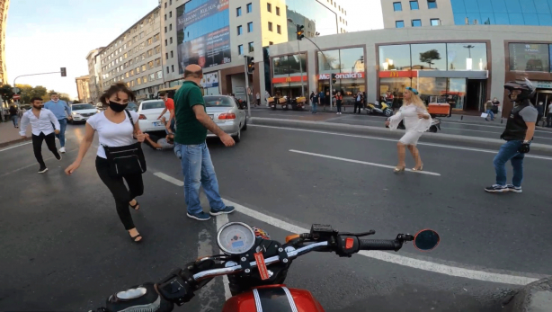 Anbean kameraya yansıdı! Trafiğin ortasında yumruklu kavgaya tutuştular