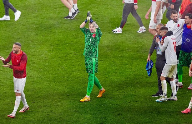 Foto - Anbean Türk yıldızlarını takip ediyorlardı Euro 2024 Ferdi Kadıoğlu'nu uçurdu! O listeye kafadan girdi