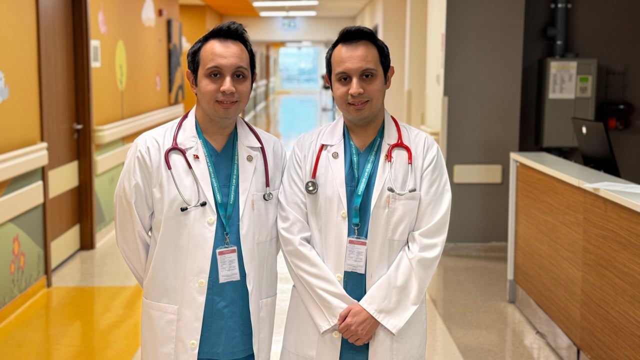 Anca beraber kanca beraber! İkiz doktorların şaşırtan hikayesi