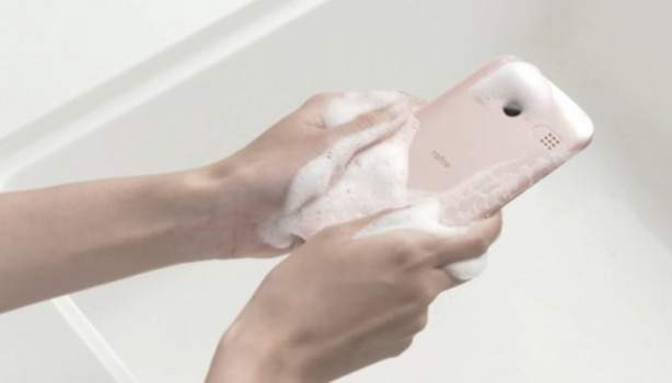 Foto - İşte suya ve sabuna dayanıklı akıllı telefon 