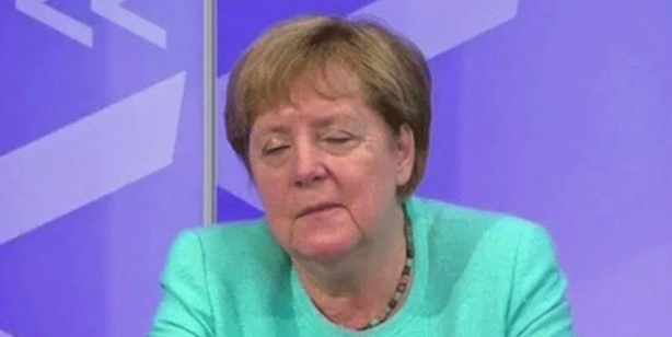 Angela Merkel canlı yayında uyuya kaldı