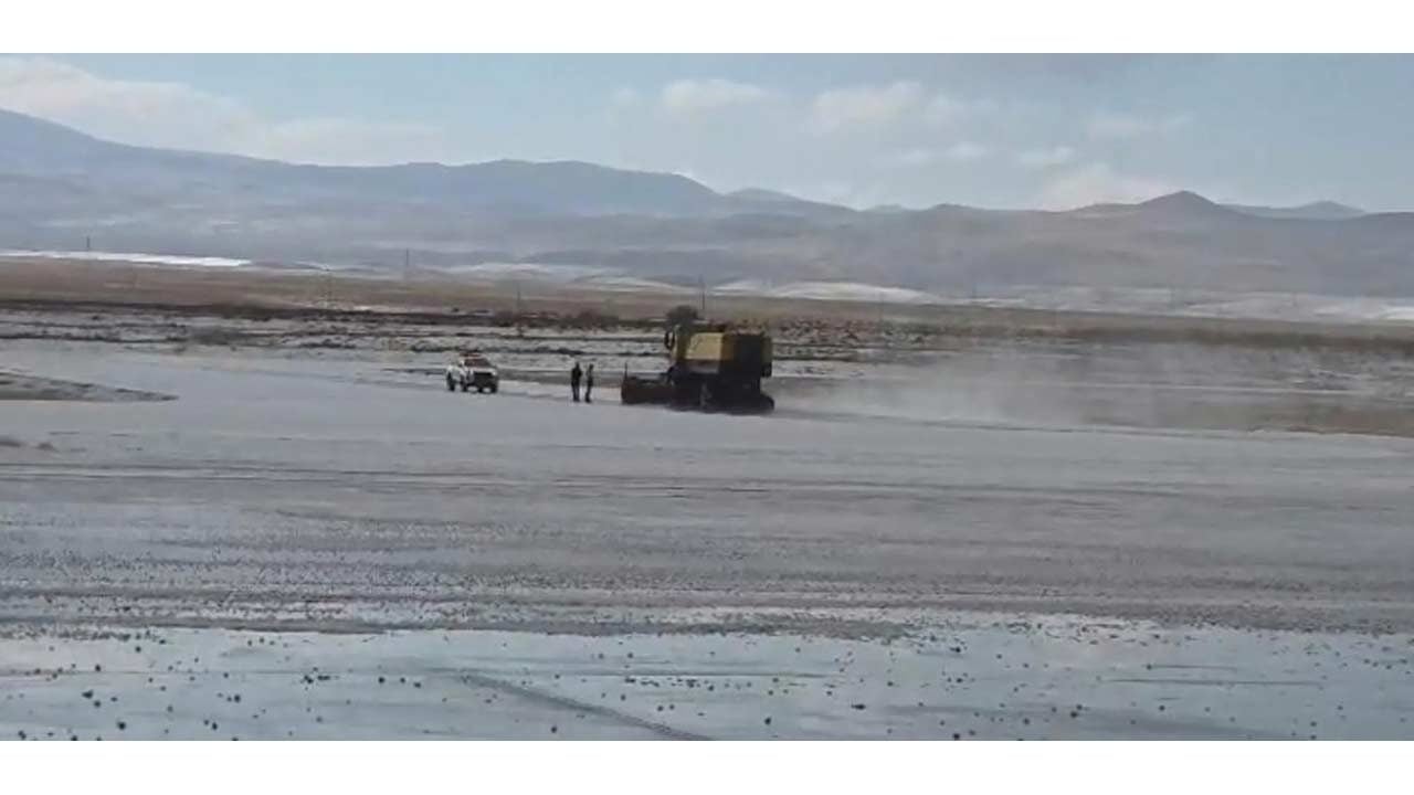 Foto - Aniden bastıran şiddetli dolu havalimanını tıkadı! Ekipler uçuşların aksamaması için teyakkuza geçti!