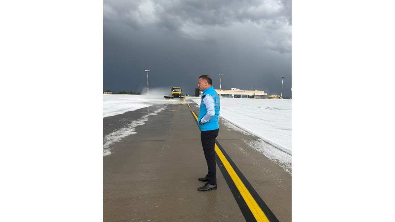 Aniden bastıran şiddetli dolu havalimanını tıkadı! Ekipler uçuşların aksamaması için teyakkuza geçti!