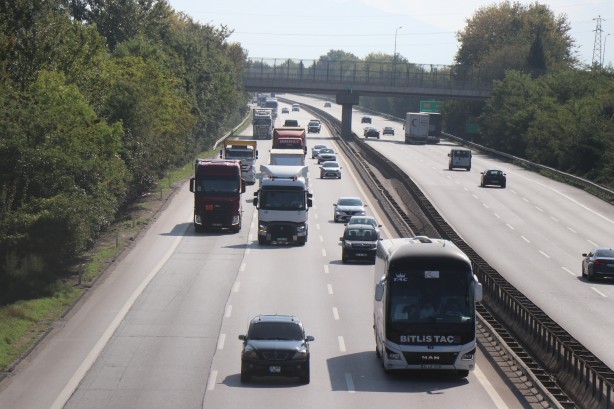 Ankara ve İstanbul istikametlerinde kilometrelerce araç kuyruğu