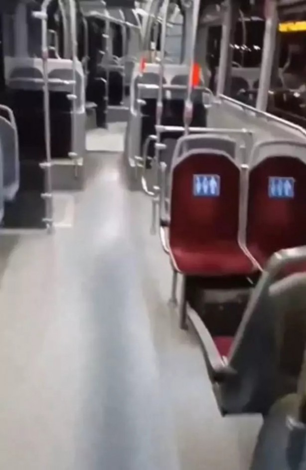 Foto - Ankara’da akıl almaz olay! Otobüsün ortasına büyük tuvaletini yaptı! Bir yolcu o anı kaydederek isyan etti