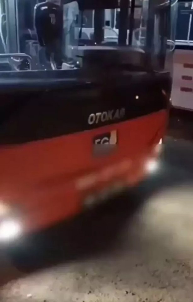 Foto - Ankara’da akıl almaz olay! Otobüsün ortasına büyük tuvaletini yaptı! Bir yolcu o anı kaydederek isyan etti