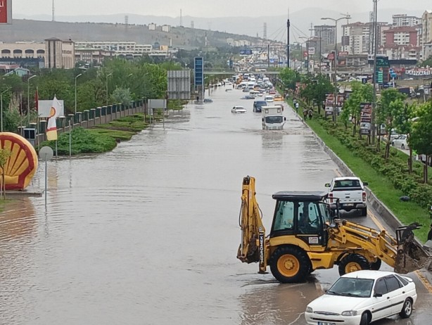 Foto - Ankara'da caddeler göle dönerken otomobiller suya gömüldü
