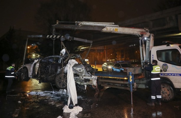 Foto - Ankara'da direğe çarptıktan sonra yanan otomobilin sürücüsü öldü