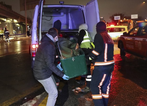 Foto - Ankara'da direğe çarptıktan sonra yanan otomobilin sürücüsü öldü