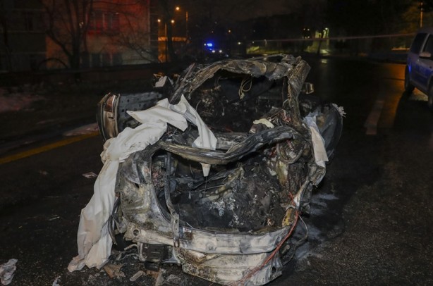 Foto - Ankara'da direğe çarptıktan sonra yanan otomobilin sürücüsü öldü