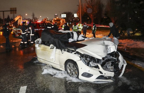 Ankara'da direğe çarptıktan sonra yanan otomobilin sürücüsü öldü