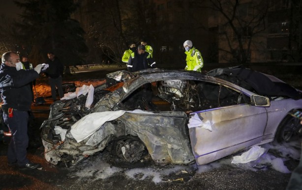 Foto - Ankara'da direğe çarptıktan sonra yanan otomobilin sürücüsü öldü