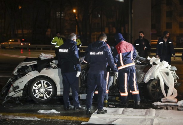 Foto - Ankara'da direğe çarptıktan sonra yanan otomobilin sürücüsü öldü
