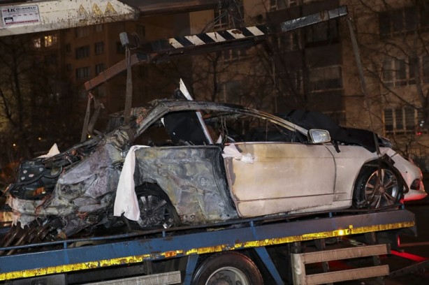 Foto - Ankara'da direğe çarptıktan sonra yanan otomobilin sürücüsü öldü