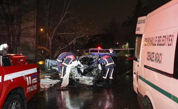 Foto - Ankara'da direğe çarptıktan sonra yanan otomobilin sürücüsü öldü