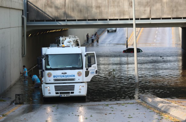 Foto - Ankara'da fırtına ve sağanak hayatı felç etti