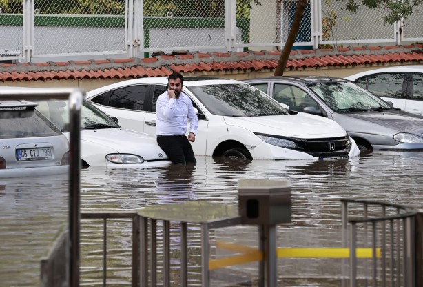 Ankara'da fırtına ve sağanak hayatı felç etti
