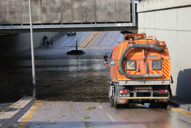 Foto - Ankara'da fırtına ve sağanak hayatı felç etti