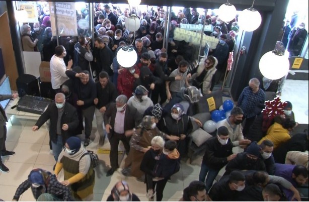 Foto - Ankara'da indirimli iPhone izdihamı! Birbirlerini ezdiler