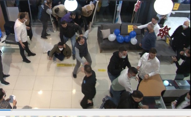 Foto - Ankara'da indirimli iPhone izdihamı! Birbirlerini ezdiler