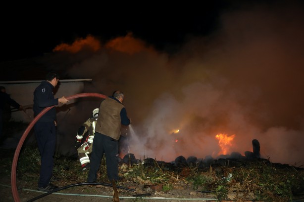Foto - Ankara'da kırsal mahallede iki ev ile bir samanlık yandı