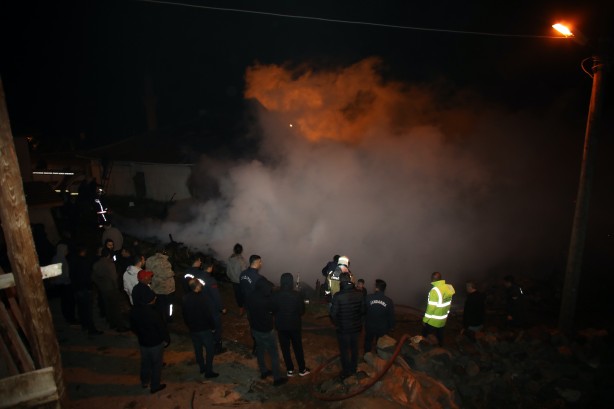 Foto - Ankara'da kırsal mahallede iki ev ile bir samanlık yandı