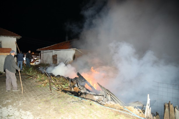 Foto - Ankara'da kırsal mahallede iki ev ile bir samanlık yandı