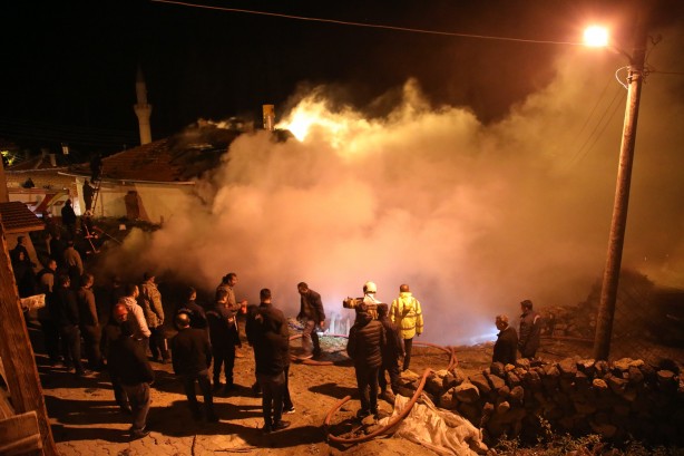 Ankara'da kırsal mahallede iki ev ile bir samanlık yandı