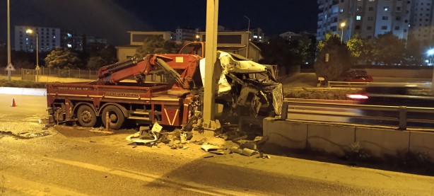 Foto - Ankara'da kontrolden çıkan vinç bariyerlere çarptı: 2 yaralı