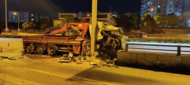 Foto - Ankara'da kontrolden çıkan vinç bariyerlere çarptı: 2 yaralı