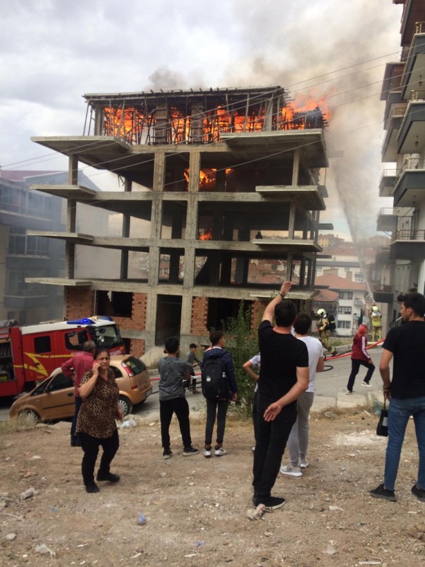 Foto - Ankara'da korkutan inşaat yangını