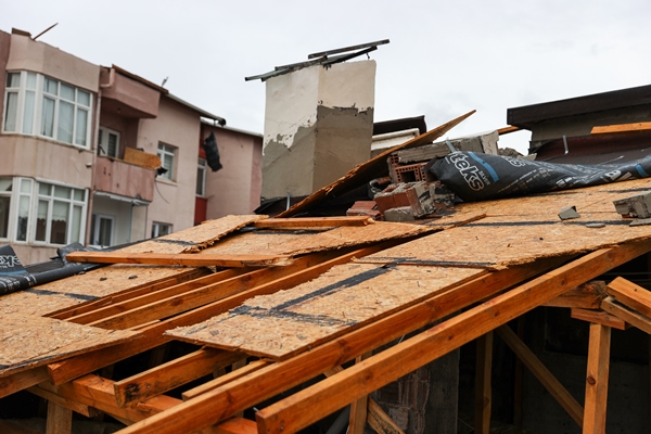 Foto - Ankara'da kuvvetli rüzgar! İki binanın çatısı uçtu