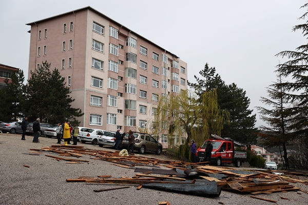 Foto - Ankara'da kuvvetli rüzgar! İki binanın çatısı uçtu