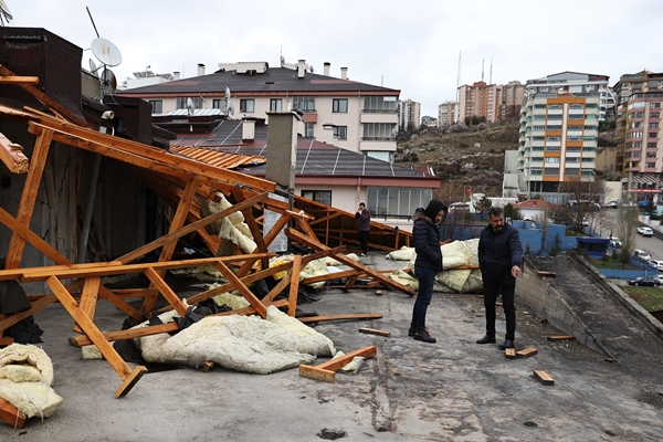 Foto - Ankara'da kuvvetli rüzgar! İki binanın çatısı uçtu