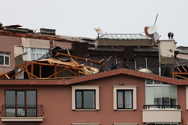 Ankara'da kuvvetli rüzgar! İki binanın çatısı uçtu