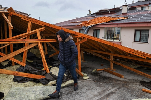 Foto - Ankara'da kuvvetli rüzgar! İki binanın çatısı uçtu