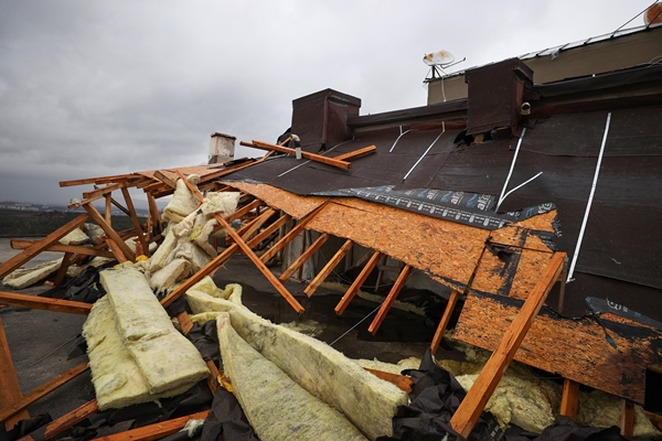 Foto - Ankara'da kuvvetli rüzgar! İki binanın çatısı uçtu