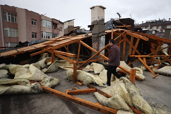 Foto - Ankara'da kuvvetli rüzgar! İki binanın çatısı uçtu