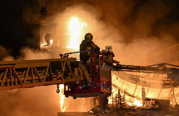 Foto - Ankara'da market zinciri şubesi alevler içinde kaldı