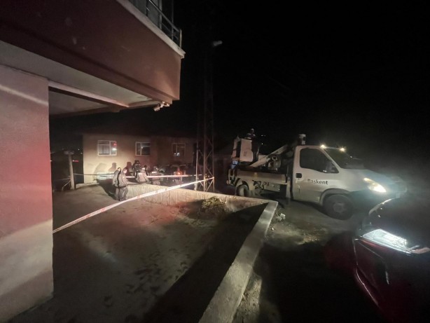 Foto - Ankara'da panik dolu anlar! Bir binanın girişinde göçük oldu