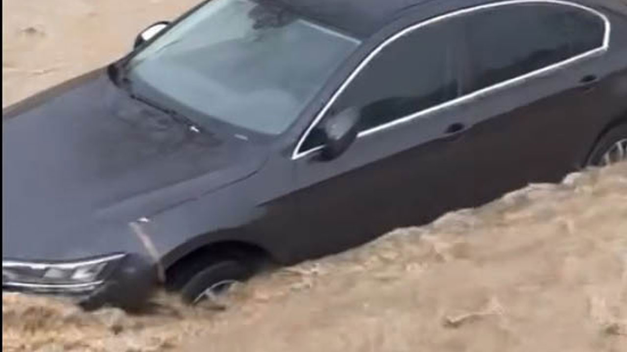 Foto - Ankara’da sağanak felaketi! Yollar göle döndü, istinat duvarı çöktü