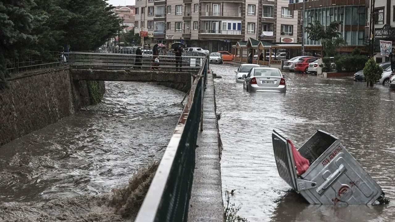 Ankara'da sağanak hayatı felç etti! Caddeler göle döndü, valilikten uyarı geldi