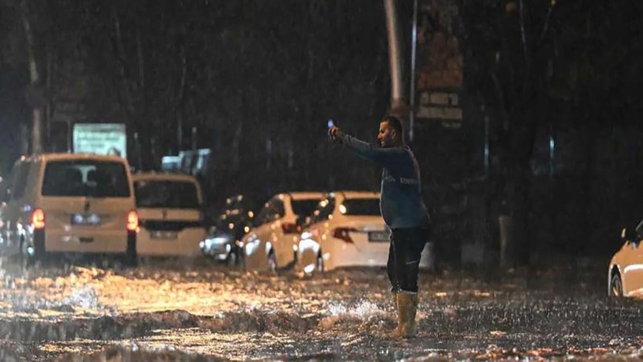 Foto - Ankara'da sağanak hayatı felç etti! Caddeler göle döndü, valilikten uyarı geldi