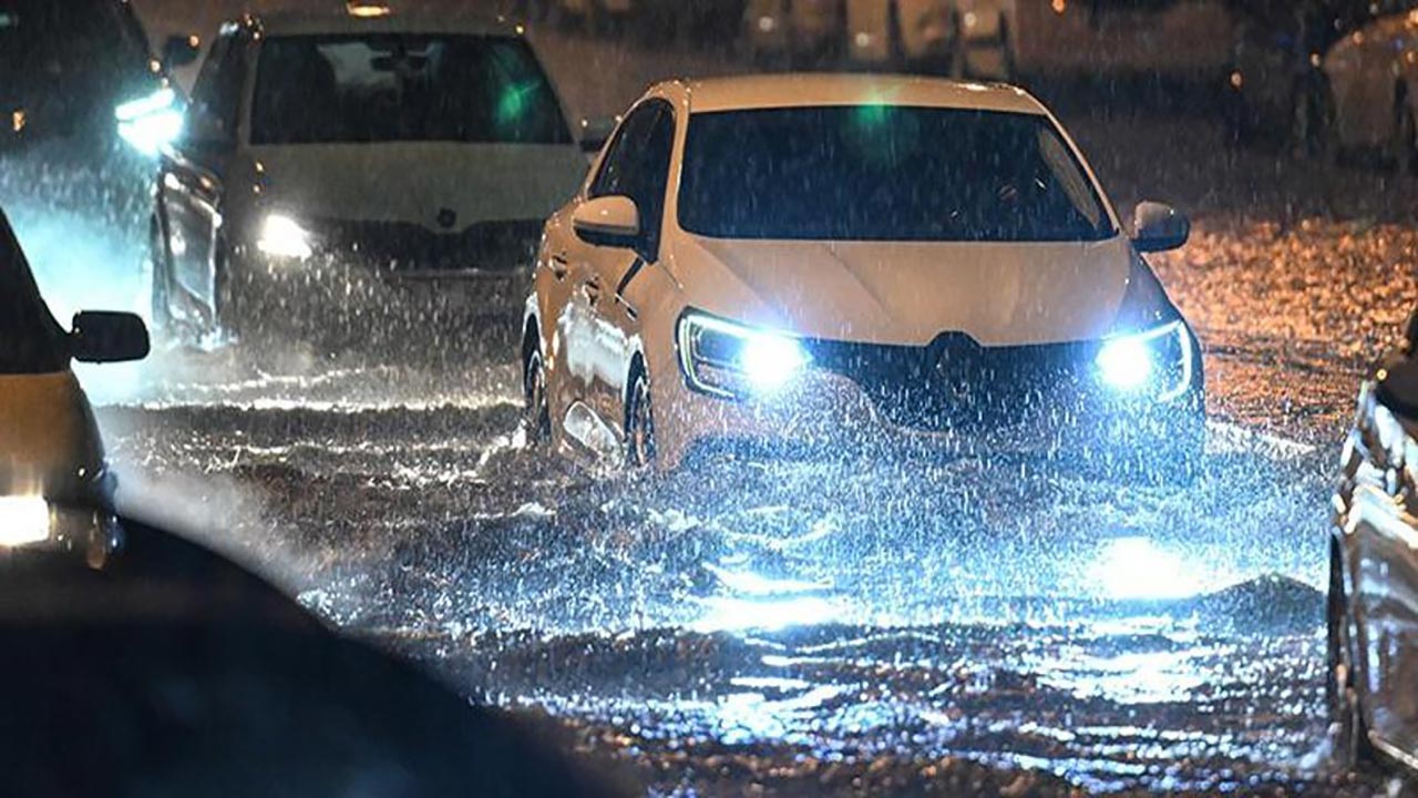 Foto - Ankara'da sağanak hayatı felç etti! Caddeler göle döndü, valilikten uyarı geldi