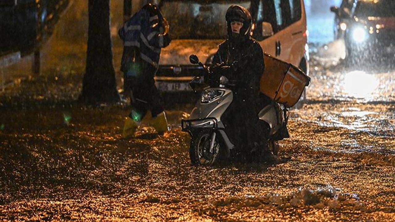 Foto - Ankara'da sağanak hayatı felç etti! Caddeler göle döndü, valilikten uyarı geldi