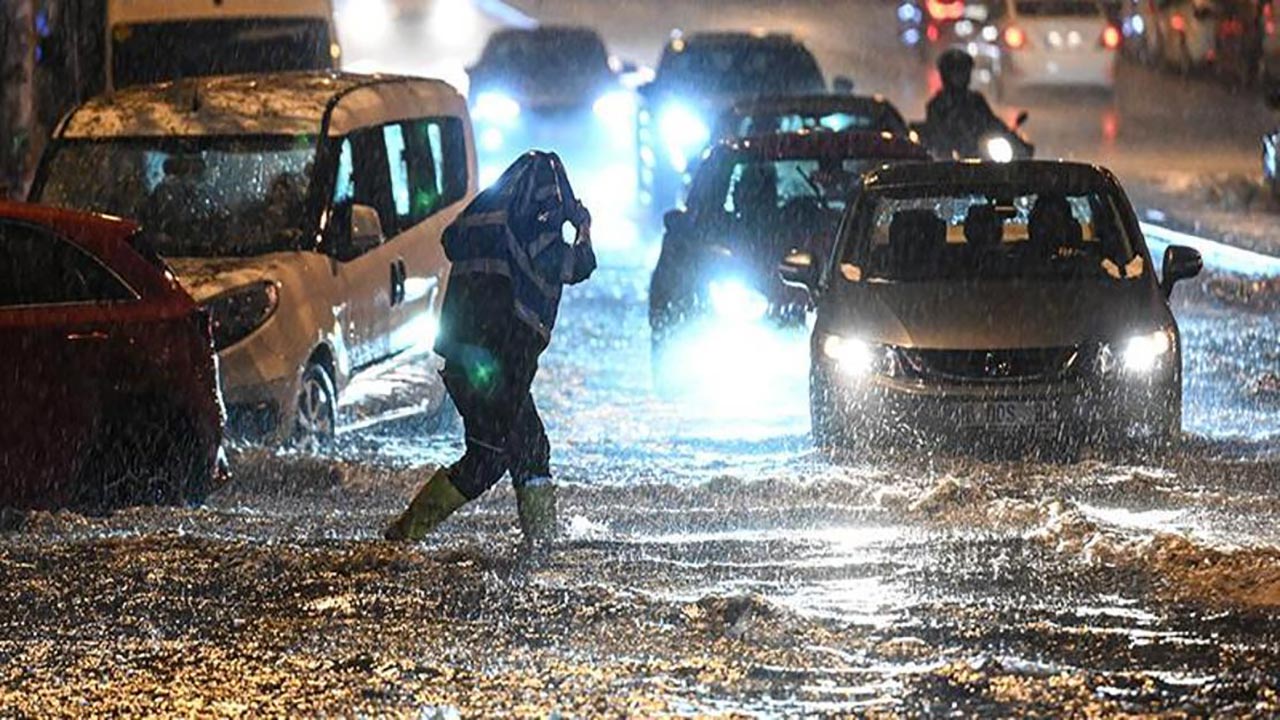 Foto - Ankara'da sağanak hayatı felç etti! Caddeler göle döndü, valilikten uyarı geldi