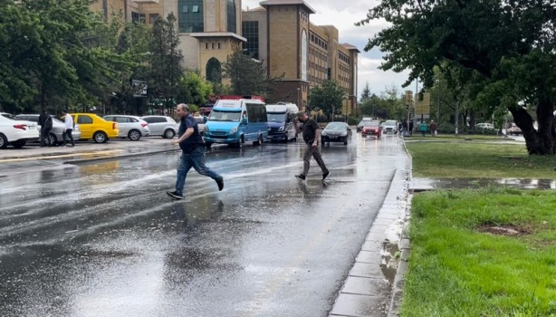 Ankara�da şiddetli rüzgar ve sağanak! Ağaç devrildi Yeni Akit