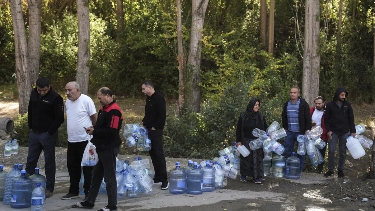 Foto - Ankara'da vatandaşlar çeşme kuyruğunda!